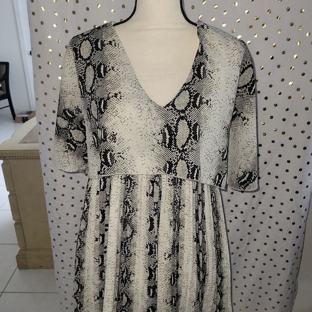 Pretty Little Things snake skin print - Picture 2 of 8
